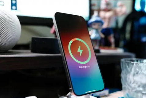 康巴什苹果15换屏服务分享用什么充电器给iPhone15充电更好 